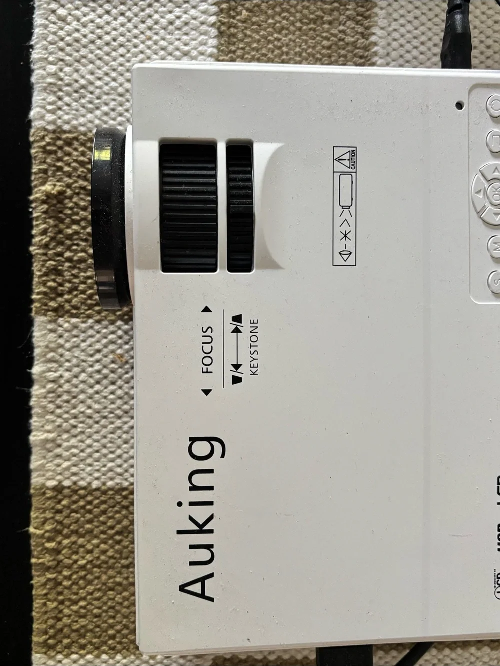 Auking White Projector with Focus & Keystone Controls